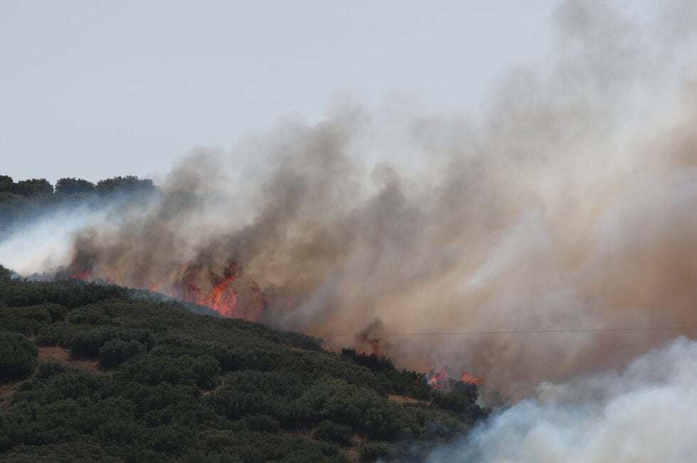 Θεσσαλονίκη: Φωτιά στο Δερβένι – Ήχησε το 112, επιχειρούν επτά εναέρια μέσα