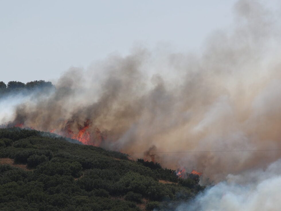 Θεσσαλονίκη: Φωτιά στο Δερβένι – Ήχησε το 112, επιχειρούν 10 εναέρια μέσα