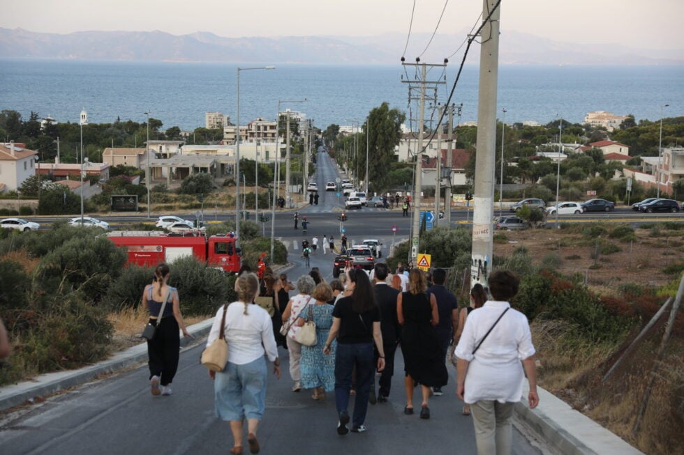 Πυρκαγιά στο Μάτι: Επιζώντες και συγγενείς θυμάτων στον τόπο της τραγωδίας – Μια σιωπηλή πομπή [εικόνες – βίντεο]