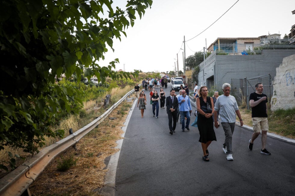 Πυρκαγιά στο Μάτι: Επιζώντες και συγγενείς θυμάτων στον τόπο της τραγωδίας – Μια σιωπηλή πομπή [εικόνες – βίντεο]