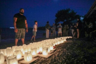 Βουβός θρήνος στο Μάτι: Επιζώντες και συγγενείς θυμάτων πορεύτηκαν προς τον τόπο της τραγωδίας [εικόνες – βίντεο]