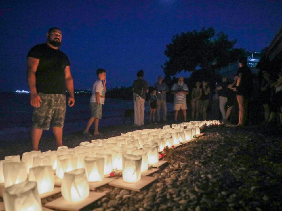 Πυρκαγιά στο Μάτι: Επιζώντες και συγγενείς θυμάτων στον τόπο της τραγωδίας – Μια σιωπηλή πομπή [εικόνες – βίντεο]