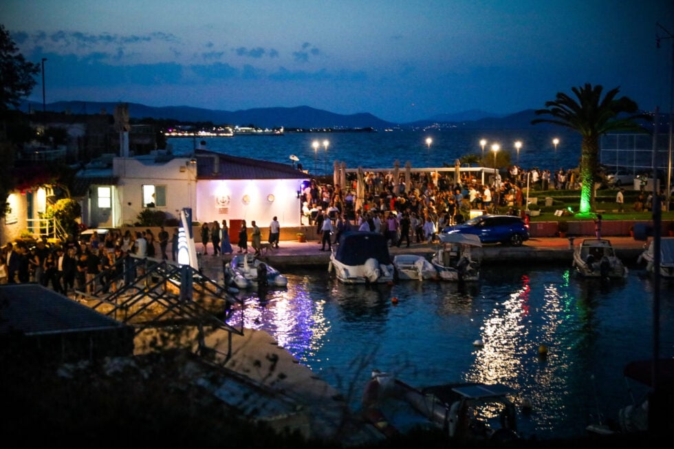 Πυρκαγιά στο Μάτι: Επιζώντες και συγγενείς θυμάτων στον τόπο της τραγωδίας – Μια σιωπηλή πομπή [εικόνες – βίντεο]
