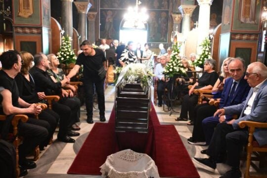 Μαίρη Λίντα: Φίλοι και συγγενείς αποχαιρετούν τη μεγάλη κυρία του ελληνικού τραγουδιού [εικόνες]
