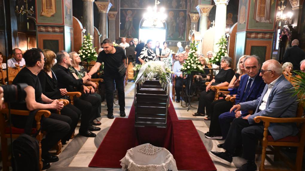 Μαίρη Λίντα: Τελευταίο αντίο στη μεγάλη κυρία του ελληνικού τραγουδιού [βίντεο – εικόνες]