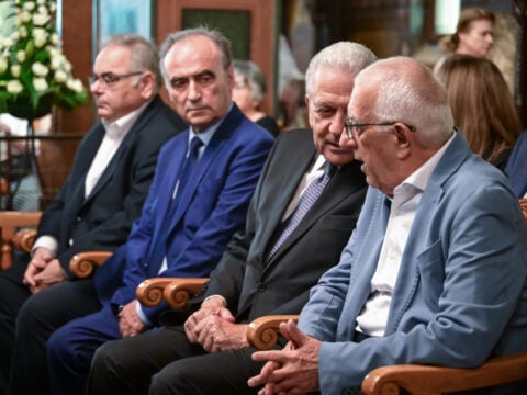 «Κρίμα»: Η αιχμή του Νικήτα Κακλαμάνη για τους απόντες στην κηδεία της Μαίρης Λίντα