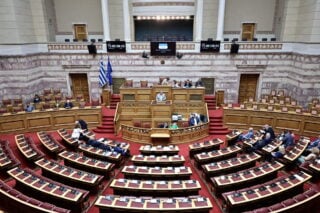 Συνταγματική Αναθεώρηση: Live η ομιλία Μητσοτάκη στη Βουλή