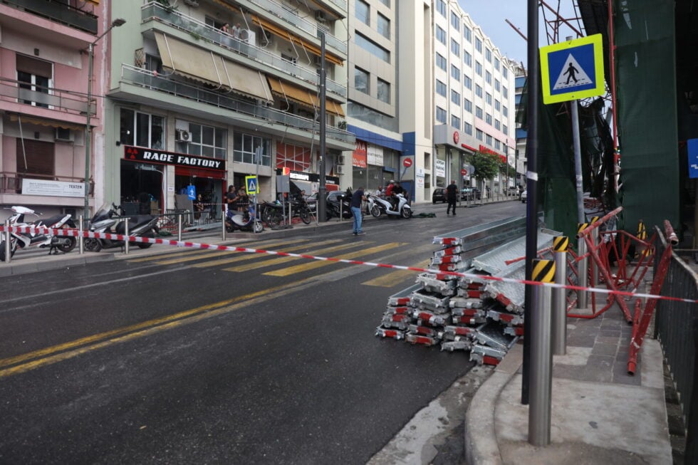 Κατέρρευσε σκαλωσιά στον Πειραιά – Υποχώρησε μέσα στη δυνατή βροχή [βίντεο]