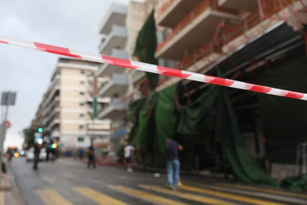 Κατέρρευσε σκαλωσιά στον Πειραιά – Υποχώρησε μέσα στη δυνατή βροχή [βίντεο]