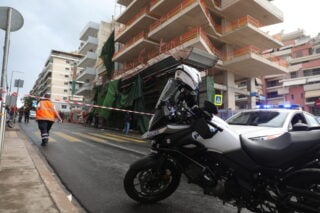 Κατέρρευσε σκαλωσιά στον Πειραιά – Υποχώρησε μέσα στη δυνατή βροχή