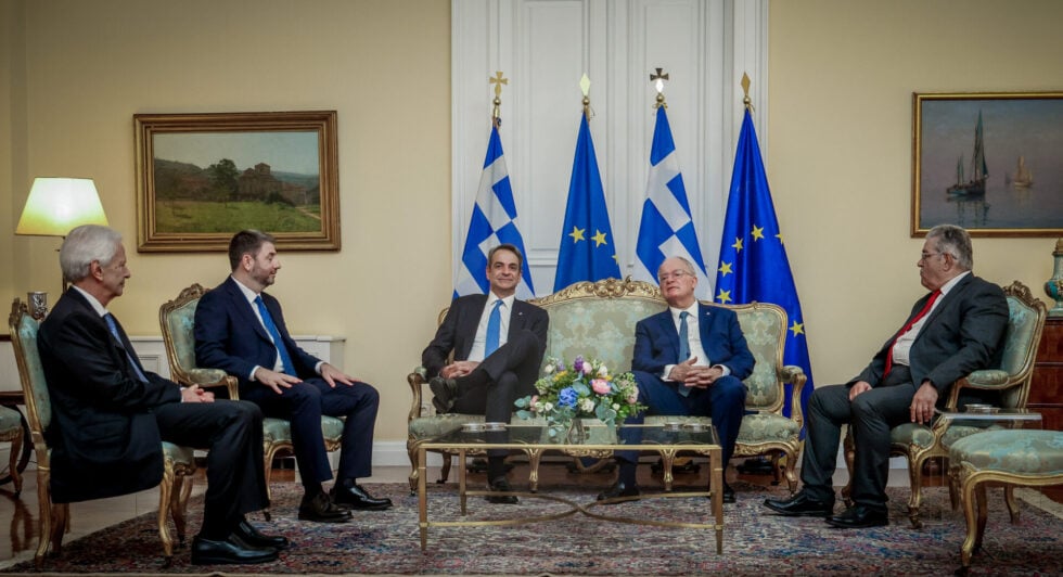 Γιορτή της Δημοκρατίας: Τα πηγαδάκια για τις εκλογές στο προεδρικό και η ατάκα για debate με διαδικασίες… ΑΣΕΠ