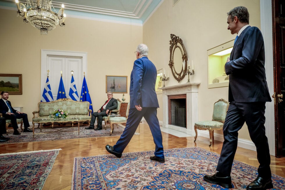 Γιορτή της Δημοκρατίας: Τα πηγαδάκια για τις εκλογές στο προεδρικό και η ατάκα για debate με διαδικασίες… ΑΣΕΠ