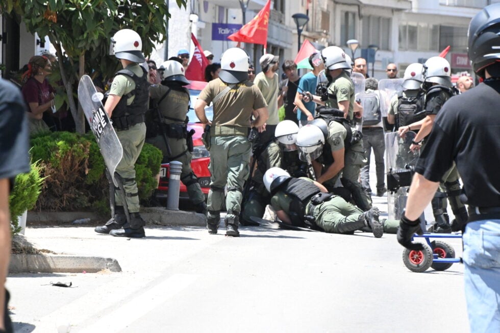 Άργος: Πορεία για τη δολοφονία του Θοδωρή από αστυνομικούς – Χρήση χημικών έκαναν τα ΜΑΤ [εικόνες]