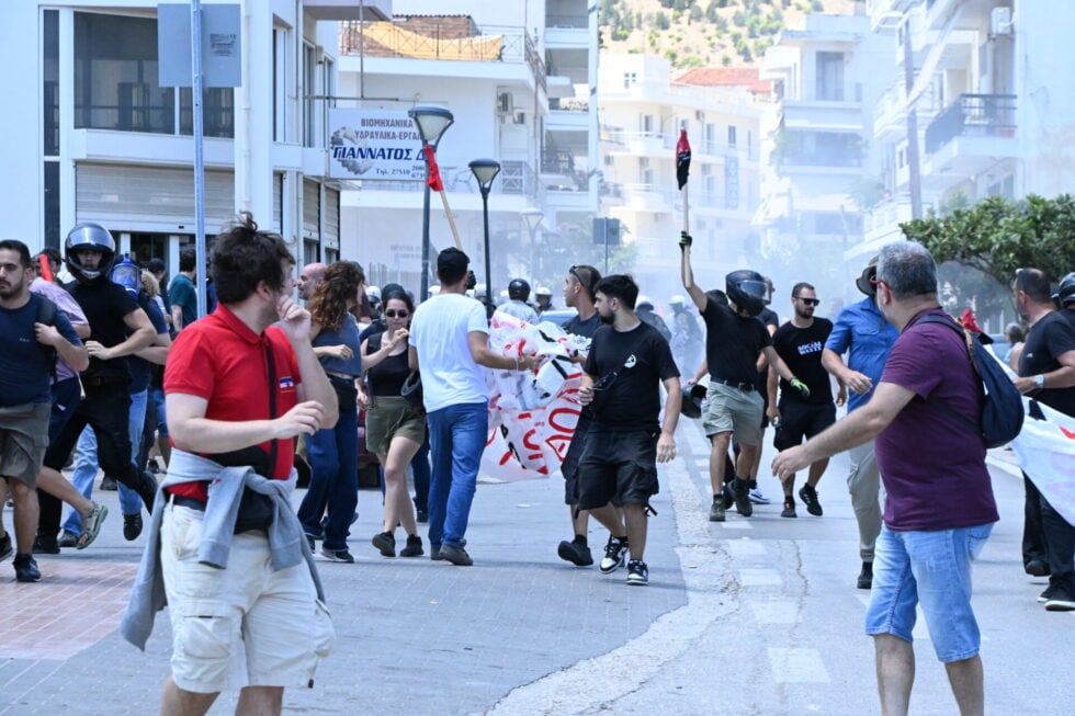 Άργος: Πορεία για τη δολοφονία του Θοδωρή από αστυνομικούς – Χρήση χημικών έκαναν τα ΜΑΤ [εικόνες]