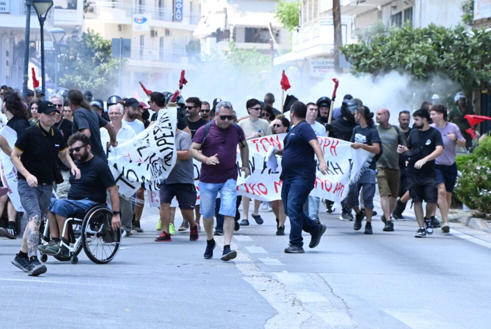 Άργος: Πορεία για τη δολοφονία του Θοδωρή από αστυνομικούς – Χρήση χημικών έκαναν τα ΜΑΤ [εικόνες]