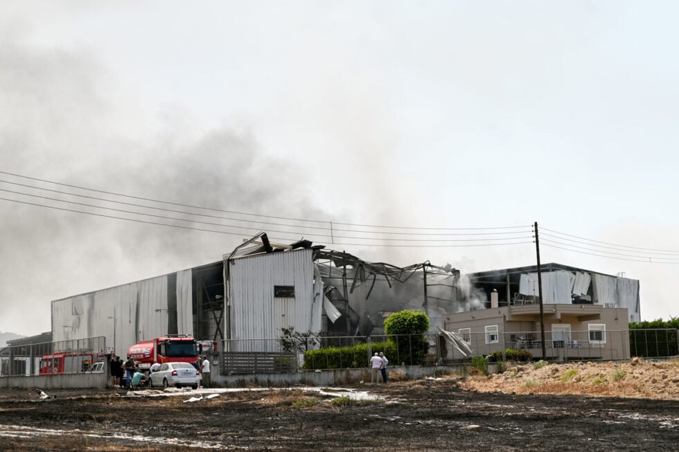 Φονική έκρηξη στην Κορινθία: Συγκλονίζουν οι μαρτυρίες – «Πέσαμε από τις καρέκλες μέσα στο σπίτι» [βίντεο]