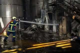 Εξαμίλια: Τρεις συλλήψεις για τη φονική έκρηξη σε εργοστάσιο στην Κορινθία