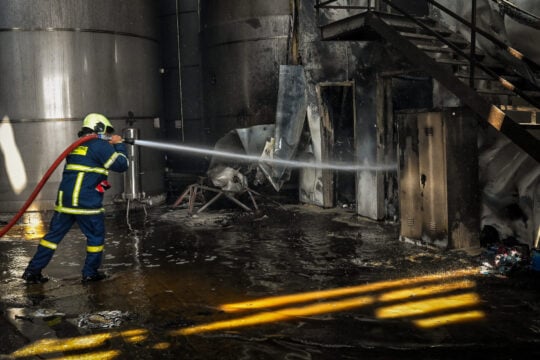 Εξαμίλια: Τρεις συλλήψεις για τη φονική έκρηξη σε εργοστάσιο στην Κορινθία