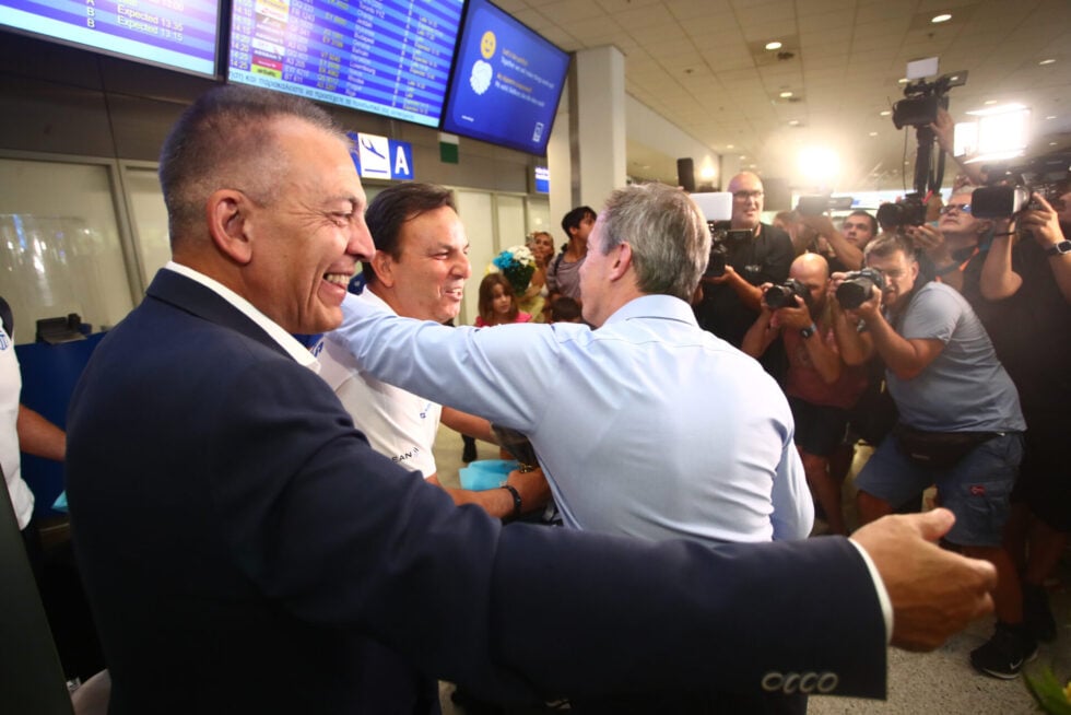 Εθνική ομάδα: Στην Ελλάδα οι χρυσοί πρωταθλητές – Αποθέωση στο «Ελ. Βενιζέλος» [εικόνες – βίντεο]