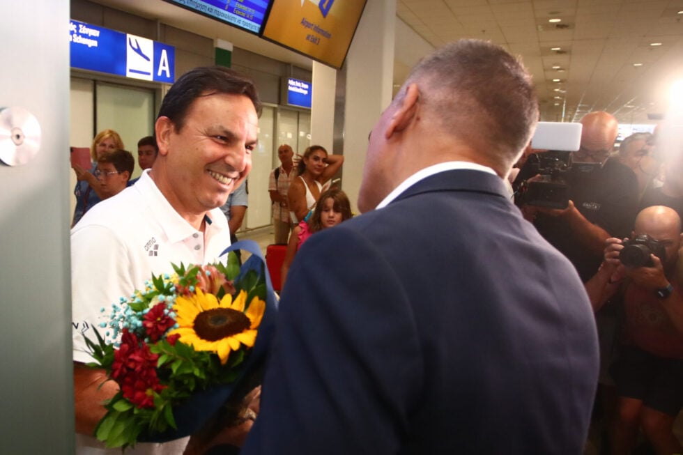 Εθνική ομάδα: Στην Ελλάδα οι χρυσοί πρωταθλητές – Αποθέωση στο «Ελ. Βενιζέλος» [εικόνες – βίντεο]