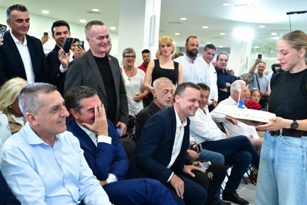 Η έκπληξη στον Αλέξη Τσίπρα για τα γενέθλιά του [βίντεο]