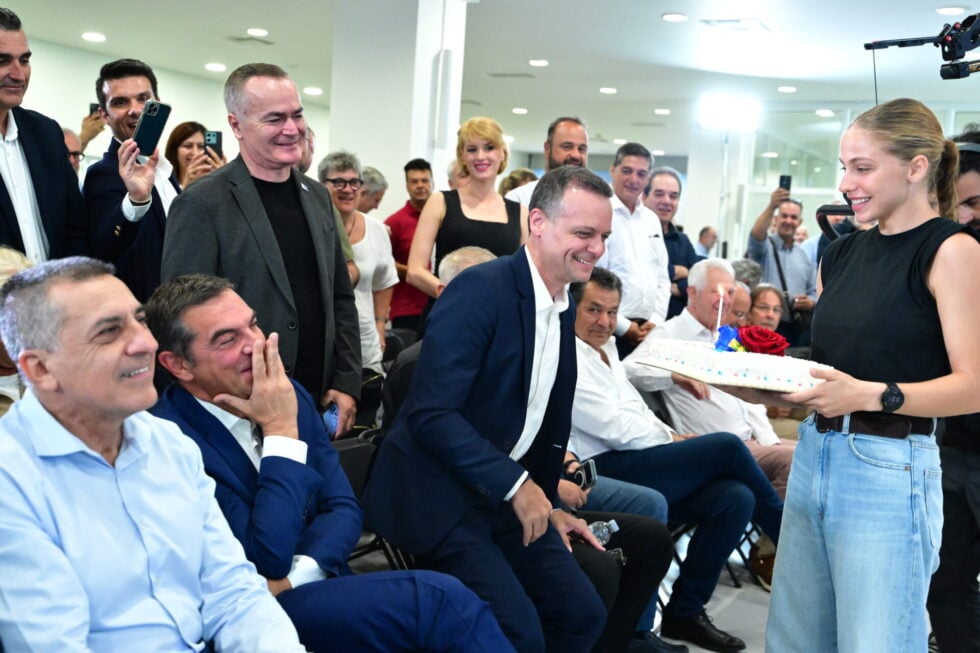 Η έκπληξη στον Αλέξη Τσίπρα για τα γενέθλιά του [βίντεο]