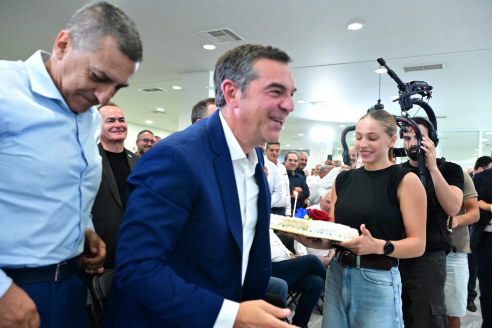 Η έκπληξη στον Αλέξη Τσίπρα για τα γενέθλιά του [βίντεο]