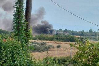 Φωτιά στη Νέα Καλλικράτεια Χαλκιδικής: Μήνυμα 112 για εκκένωση δύο οικισμών, επιχειρούν και εναέρια μέσα