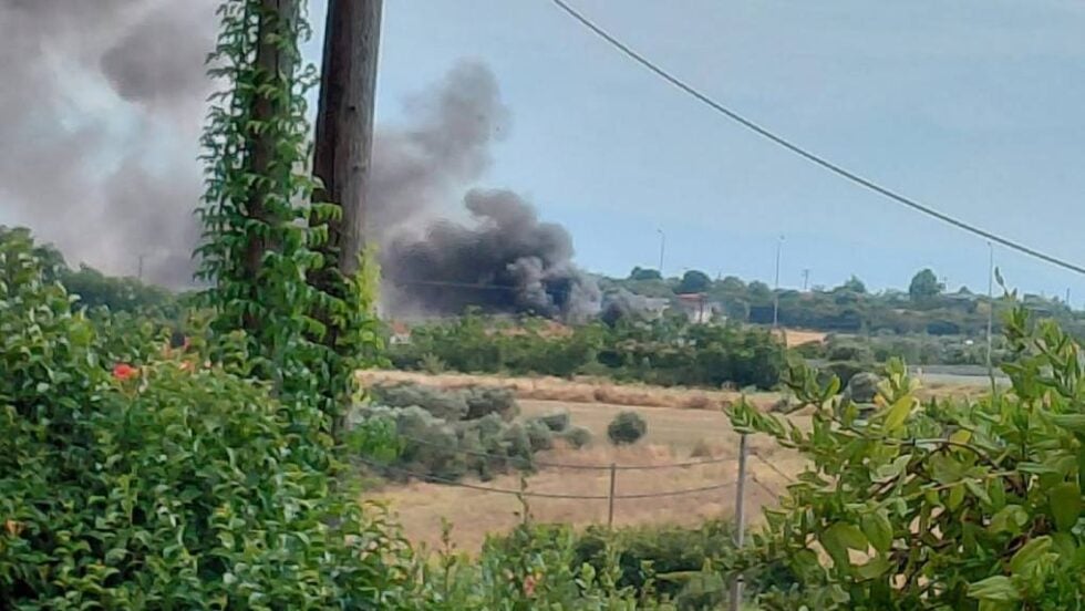 Φωτιά στη Νέα Καλλικράτεια Χαλκιδικής: Ενισχύθηκαν οι δυνάμεις – Μήνυμα 112 για εκκένωση δύο οικισμών