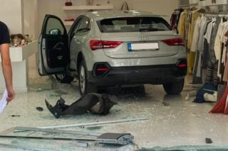 Βριλήσσια: Αυτοκίνητο καρφώθηκε σε τζαμαρία καταστήματος [βίντεο]