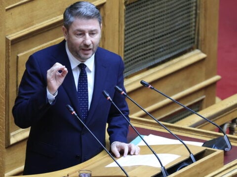 Οι 17 δεσμεύσεις του ΠΑΣΟΚ για τους συνταξιούχους: Επαναφορά 13ης σύνταξης και ΕΚΑΣ