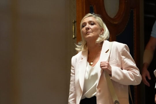 Γαλλία: Αβέβαιη η συμμετοχή της Λεπέν στις εκλογές – Ο «όρος» που είχε θέσει για το βραχιολάκι