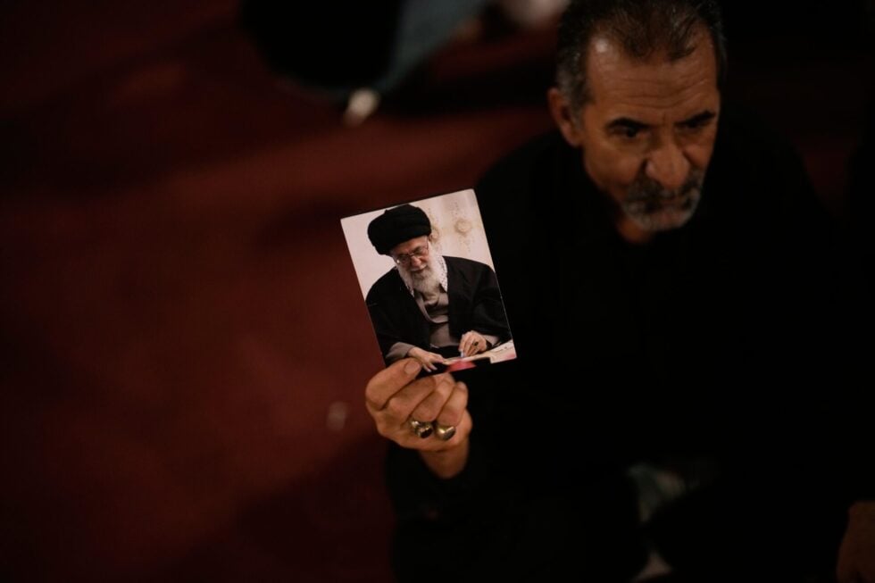 Ιράν: Η σορός του Αλί Χαμενεΐ στην ιερή πόλη Νατζάφ στο Ιράκ – Χιλιάδες κόσμου τον αποχαιρετούν [εικόνες – βίντεο]