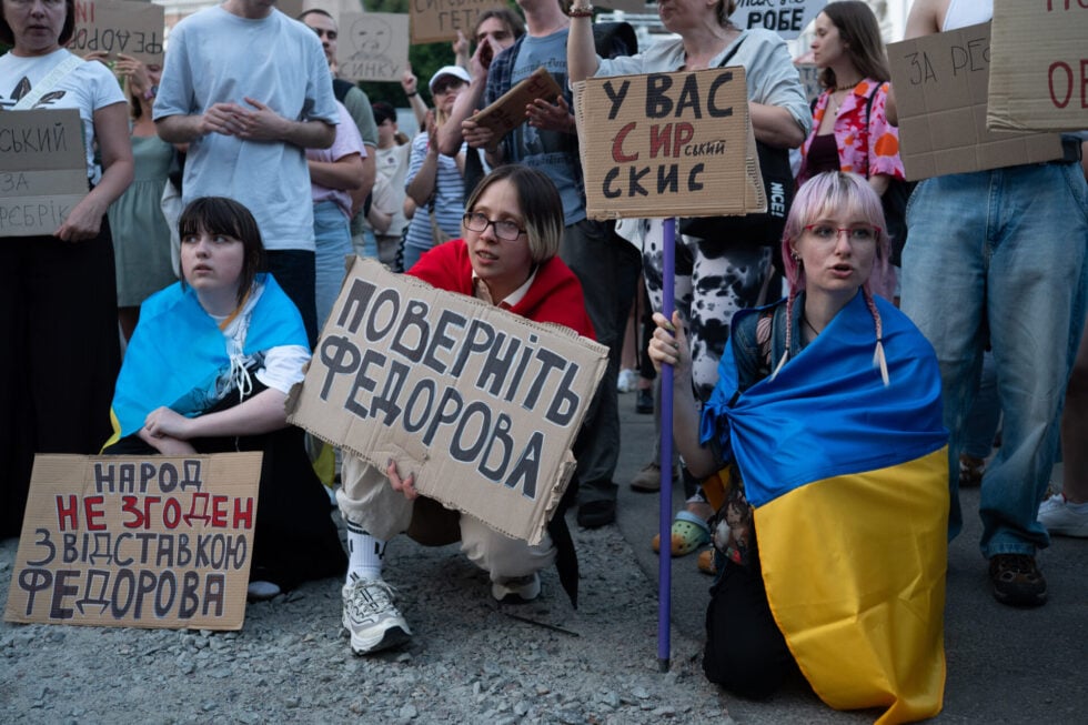 Ουκρανία: Οι πολίτες στους δρόμους – Συνεχίζονται οι διαδηλώσεις για την αποπομπή του υπουργού Εθνικής Άμυνας [εικόνες – βίντεο]