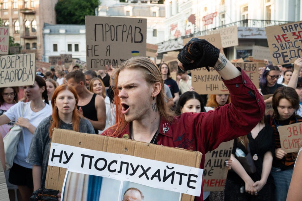 Ουκρανία: Οι πολίτες στους δρόμους – Συνεχίζονται οι διαδηλώσεις για την αποπομπή του υπουργού Εθνικής Άμυνας [εικόνες – βίντεο]