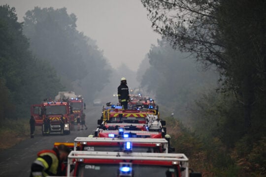 Πύρινος εφιάλτης σε Γαλλία και Ισπανία: Ενώθηκαν τα δύο σύννεφα καπνού – Συνεχείς εκκενώσεις οικισμών [εικόνες – βίντεο]