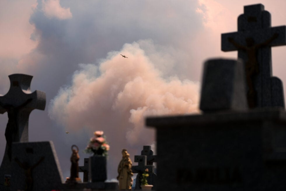 Πύρινος εφιάλτης σε Γαλλία και Ισπανία: Ενώθηκαν τα δύο σύννεφα καπνού – Ένας νεκρός στη Βαλένθια [εικόνες – βίντεο]
