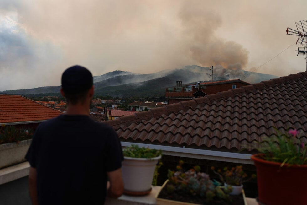 Πύρινος εφιάλτης σε Γαλλία και Ισπανία: Ενώθηκαν τα δύο σύννεφα καπνού – Ένας νεκρός στη Βαλένθια [εικόνες – βίντεο]