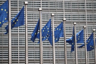 Κομισιόν: Στήριξη στην Κοβέσι, κριτική-χάδι στην κυβέρνηση για το κράτος δικαίου