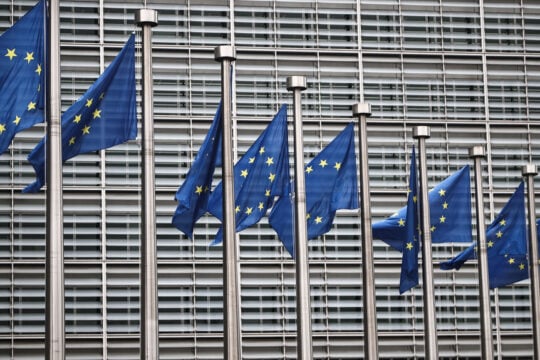 Κομισιόν: Στήριξη στην Κοβέσι, κριτική-χάδι στην κυβέρνηση για το κράτος δικαίου