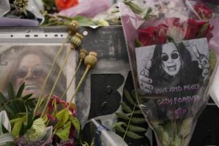 Ένας χρόνος χωρίς τον Ozzy: Το Μπέρμιγχαμ τιμά τον heavy ήρωά του [βίντεο]