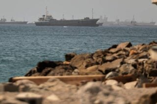 Μέση Ανατολή: Κινδυνεύει ξανά η εύθραυστη εκεχειρία – Το Ιράν απαντά στις ΗΠΑ με πλήγματα στον Κόλπο