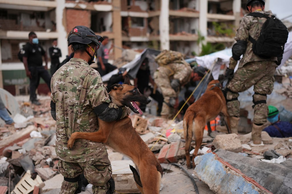Διασώστες ψάχνουν ζωή στα χαλάσματα (AP Photo/Matias Delacroix)
