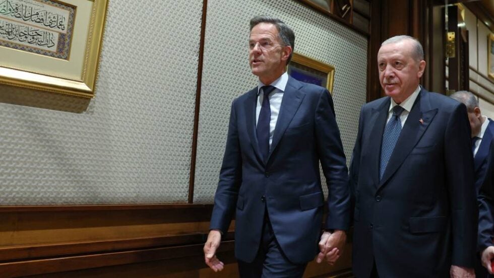 «Χεράκι-χεράκι» Ερντογάν και Ρούτε στη Σύνοδο του ΝΑΤΟ