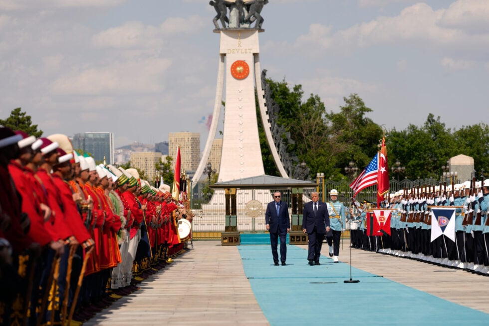 Ο Τραμπ στη Σύνοδο του ΝΑΤΟ: Το παζάρι με τον Ερντογάν για τα F-35 και οι αιχμές σε Ευρωπαίους