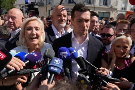 Η Λεπέν παίζει τα ρέστα της: Ξεκινά προεκλογική εκστρατεία, παρά την καταδίκη της
