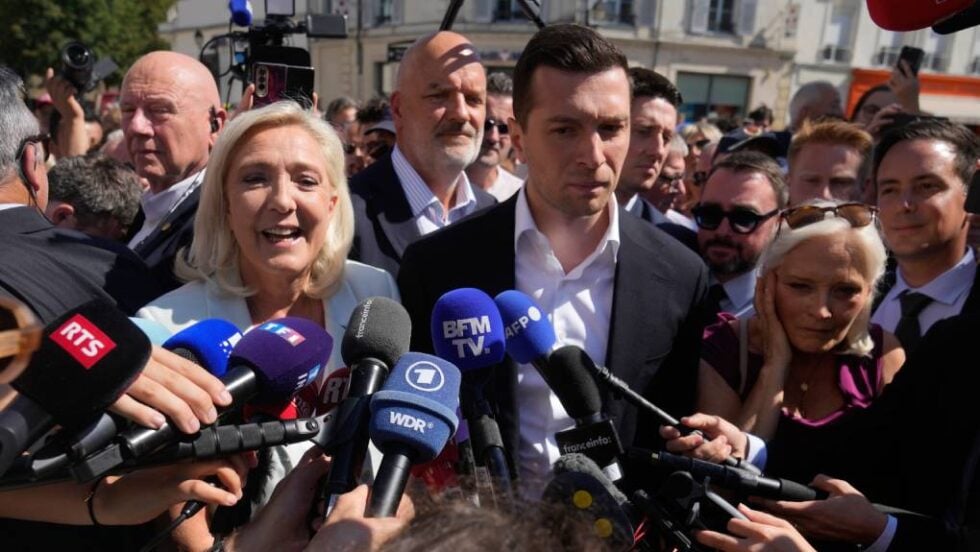 Η Λεπέν παίζει τα ρέστα της: Ξεκινά προεκλογική εκστρατεία, παρά την καταδίκη της