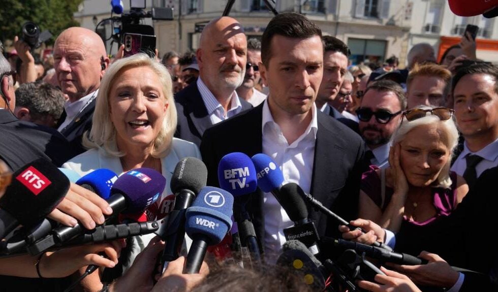 Η Λεπέν παίζει τα ρέστα της: Ξεκινά προεκλογική εκστρατεία, παρά την καταδίκη της