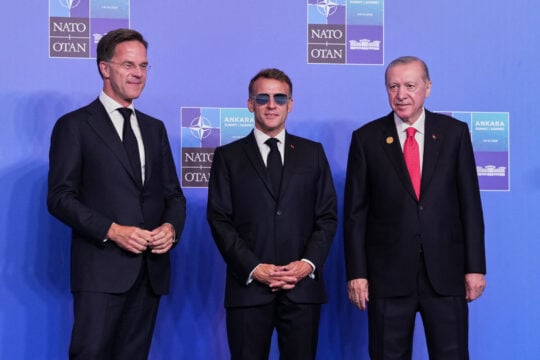 O Μαρκ Ρούτε, ο Εμανουέλ Μακρόν και ο Ρετζέπ Ταγίπ Ερντογάν (AP Photo/Francisco Seco)