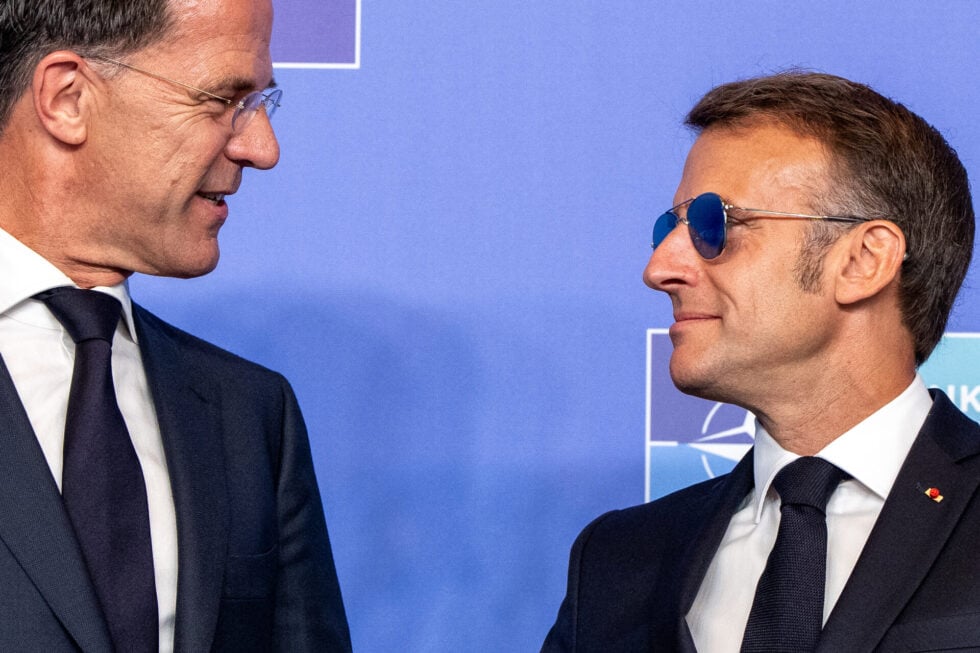 Γιατί ο Μακρόν φορούσε γυαλιά καθ’ όλη τη διάρκεια της συνόδου του ΝΑΤΟ [εικόνες – βίντεο]